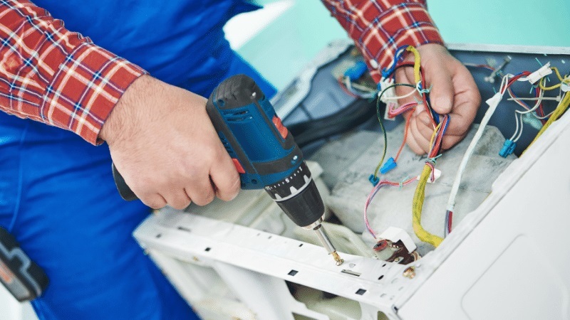Bayraklı Hotpoint Hotpoint çamaşır makinesi kart tamiri – Su almama arızası orijinal parça ile giderildi. - Teknik servis örneği